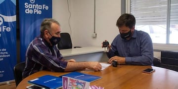 Presidente de la comuna de Soldini, Alejandro Luciani, firmó el acuerdo de colaboración, desarrollo, promoción, gestión y ejecución de 5 viviendas (Facebook)