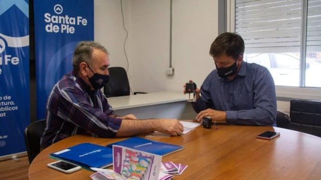 Presidente de la comuna de Soldini, Alejandro Luciani, firmó el acuerdo de colaboración, desarrollo, promoción, gestión y ejecución de 5 viviendas (Facebook)