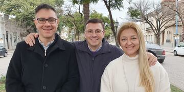 Pablo Miassi, Lisandro Mársico y Carla Boidi, en uno de los bulevares fundacionales de Rafaela