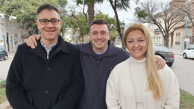 Pablo Miassi, Lisandro Mársico y Carla Boidi, en uno de los bulevares fundacionales de Rafaela