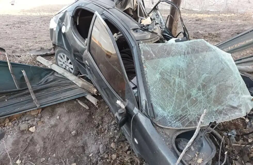 Accidente fatal en Guaymallén: dos hombres murieron tras impactar contra un poste