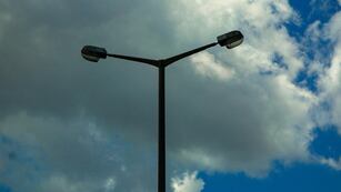 Un poste de luz le cayó a un niño en Córdoba.