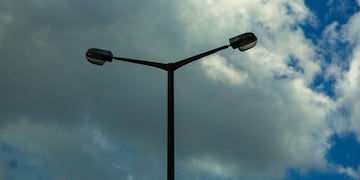 Un poste de luz le cayó a un niño en Córdoba.