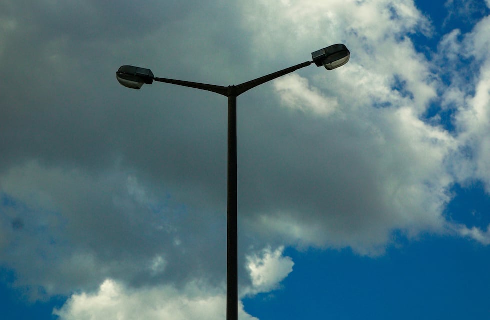 Conmoción en Córdoba: un poste de luz cayó encima de un niño de 10 años