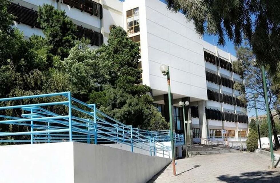 Comodoro Rivadavia: aumentó el número de alumnos y por falta de espacio, cursan en los pasillos