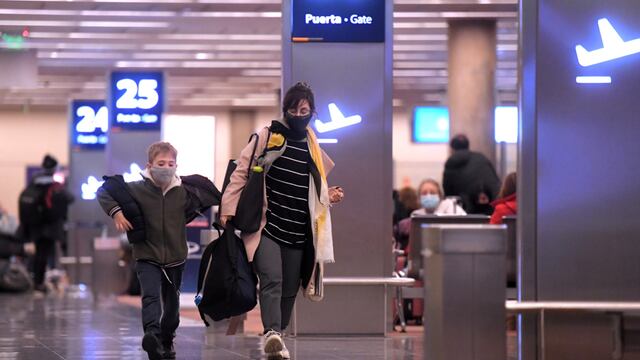Aquellas personas que acrediten estar vacunadas e ingresen al país, estarán exentas de realizar la cuarentena. Foto La Voz.