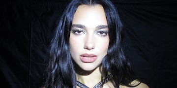 Con un vestido asimétrico y con transparencias Dua Lipa se llevó todas las miradas.