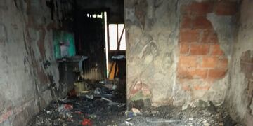 Denuncian que fue un atentado a una familia el incendio en una vivienda
