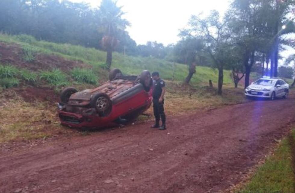 Despistó y volcó un vehículo en Oberá: sin heridos