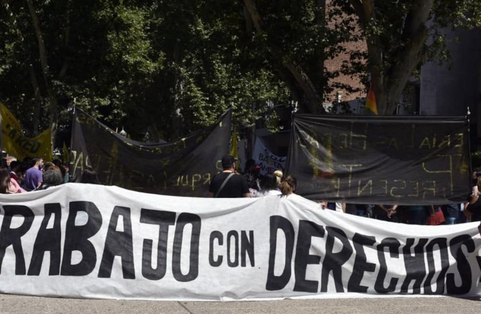 Feriantes, docentes suplentes y personal de limpieza reclamaron frente a la Municipalidad
