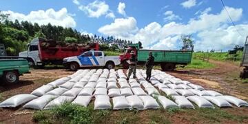 Efectivos de Prefectura Naval secuestraron más de 17 toneladas de cereal ilegal en El Soberbio.