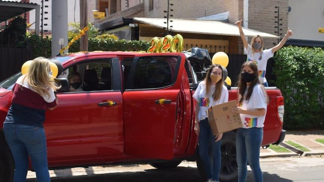 Docentes cordobesas entregaron diplomas a domicilio.