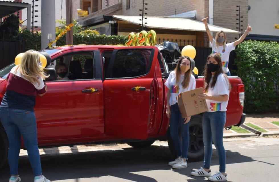 Córdoba: las maestras que llevaron diplomas casa por casa a sus alumnos
