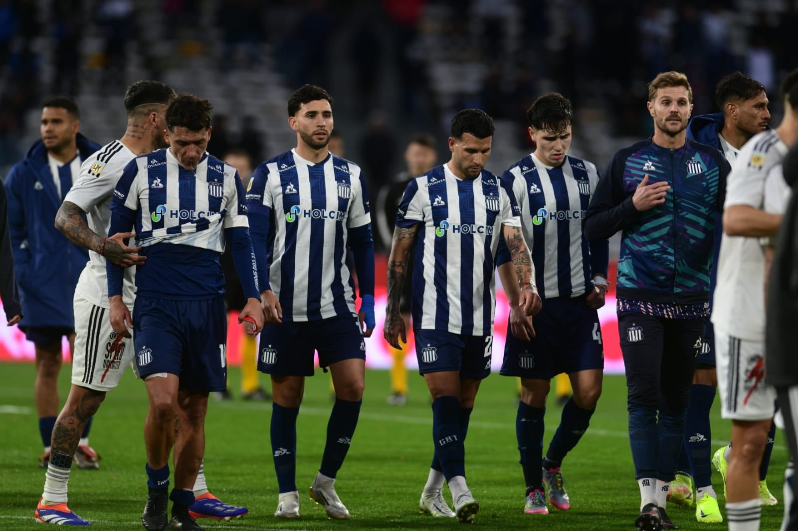 La tristeza de los jugadores de Talleres luego de la caída 0-1 ante Riestra en el Kempes. (Ramiro Pereyra / La Voz)