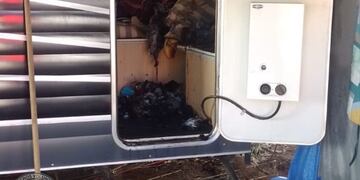 La puerta de la casilla rodante. (Foto Bomberos Voluntarios de Embalse)