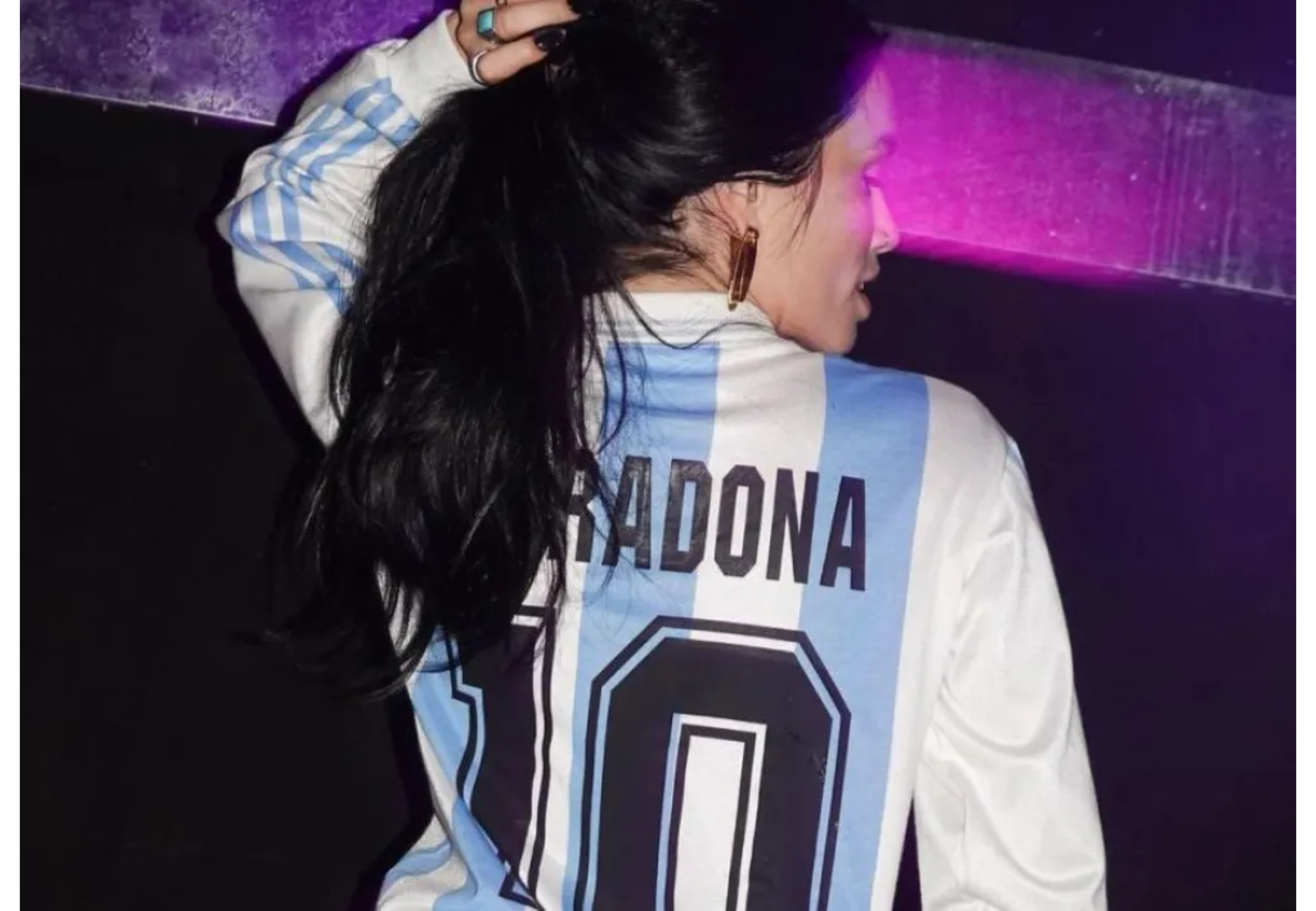 Lali con una camiseta clásica de Maradona.