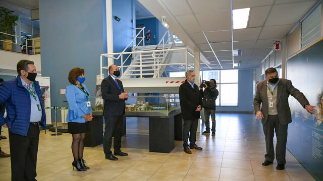 Los funcionarios hicieron una recorrida por las instalaciones de la compañía en San Carlos de Bariloche. (@omarperotti)