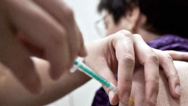 Atención viajeros: estos son los países que exigen la vacuna contra la fiebre amarilla, que ahora deberá pagarse