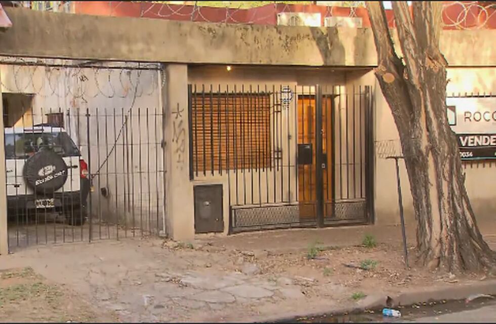 Quiso evitar el robo de su camioneta, se colgó a la puerta de ella, el ladrón avanzó y terminó muriendo por el accidente