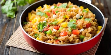 La mejor receta de arroz con verduras de Paulina Cocina que no falla y se hace en pocos minutos.
