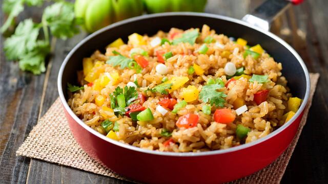 La mejor receta de arroz con verduras de Paulina Cocina que no falla y se hace en pocos minutos.