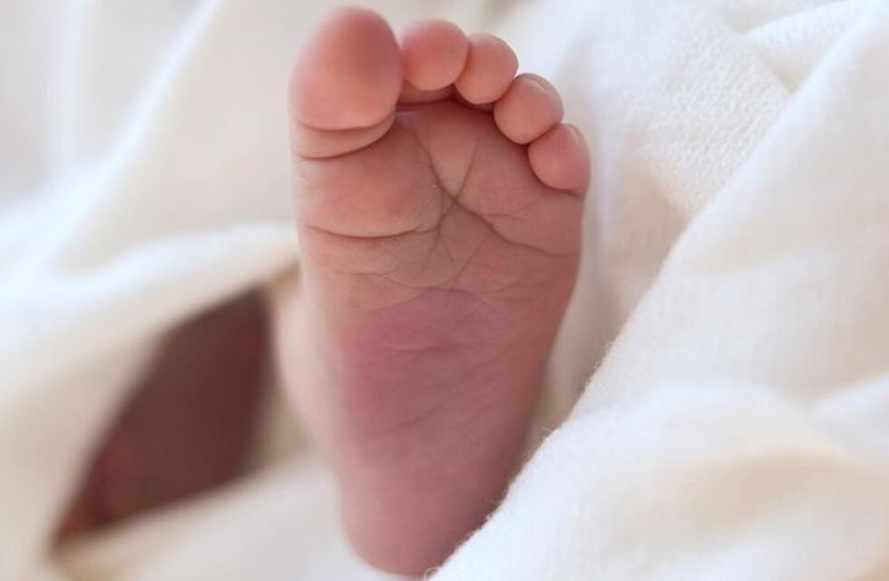 Córdoba: escuchó un llanto y encontró una beba recién nacida en la vereda