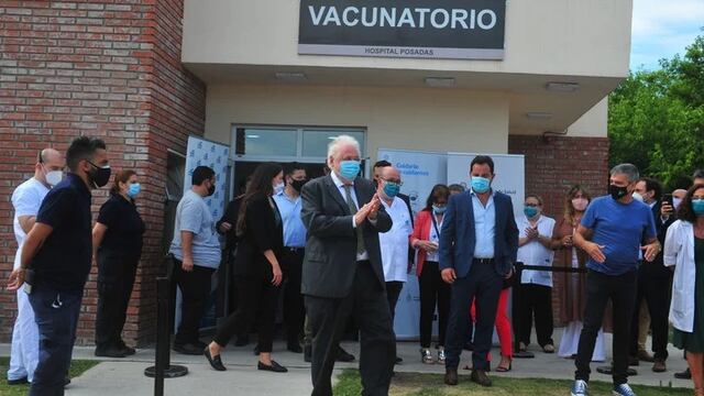 Ginés González García, en el vacunatorio del hospital Posadas.