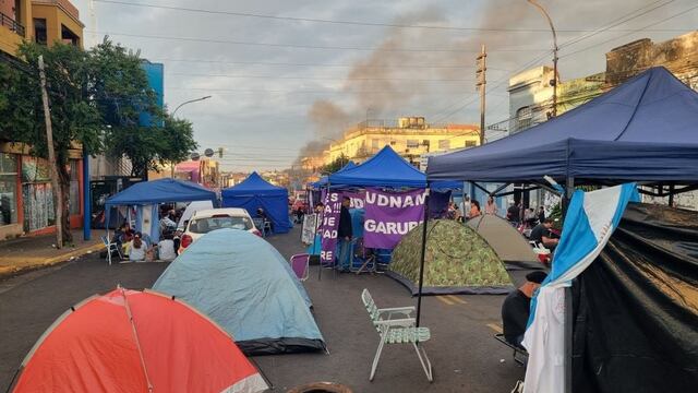 Persisten el acampe policial sobre la Av. Uruguay de Posadas: ahora se sumaron los docentes.