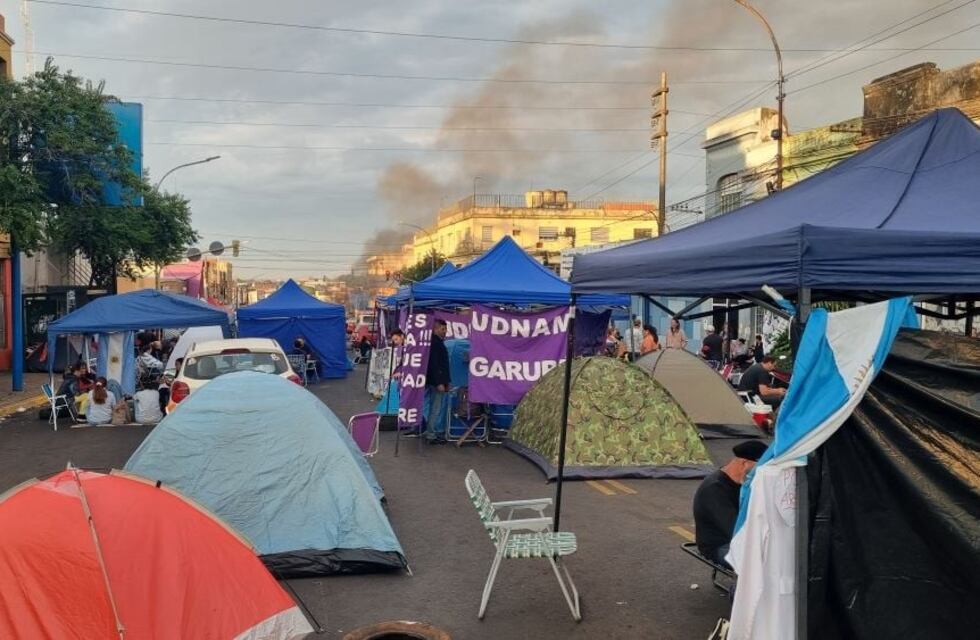 Persisten el acampe policial sobre la Av. Uruguay de Posadas: ahora se sumaron los docentes