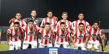 El colectivo se olvidó de un jugador y el futbolista tuvo que tomarse en remis. (IACC).