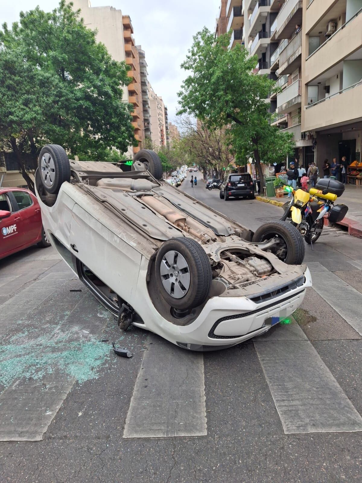 Impresionante vuelco en Nueva Córdoba: un auto quedó con las 4 ruedas para arriba. (Policía)