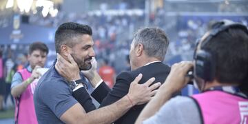 Javier Gandolfi, el entrenador de Talleres, y un saludo especial con el DT de Lanús y ex entrenador, Frank Kudelka (Ramiro Pereyra / La Voz).