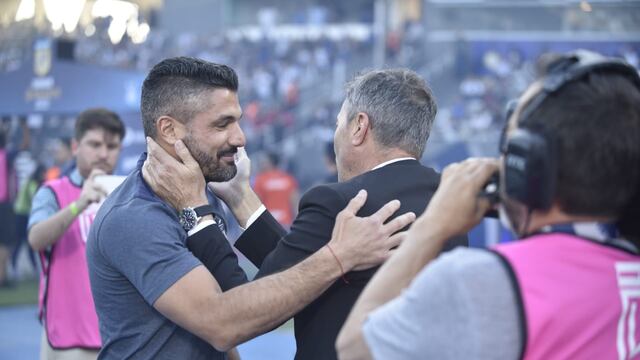 Javier Gandolfi, el entrenador de Talleres, y un saludo especial con el DT de Lanús y ex entrenador, Frank Kudelka (Ramiro Pereyra / La Voz).