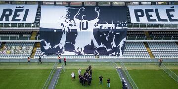 Pelé será velado durante 24 horas, hasta este martes y sus restos descansan en un ataúd cordobés. (AP)