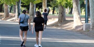 Las reuniones familiares y sociales en los espacios públicos están prohibidas, no así la realización de ejercicios físicos y caminatas individuales.