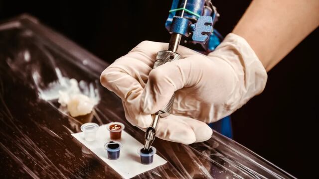 Tatuajes electrónicos con nanochips, la tecnología que se viene.