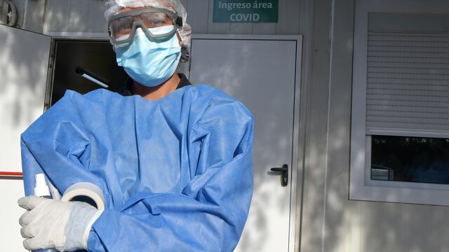Mendoza 19 de abril  2021   Sociedad
Filas y demoras para realizar los testeos de Covid 19 en el Hospital  del Carmen de Godoy Cruz.
El personal medico, de enfermeros y de la Salud trabajan realizando test a los pacientes que llegan desde muy temprano
pandemia, coronavirus, salud, crisis, positivo, hospitales, vacunas, vacunacion, covid
Foto: Orlando Pelichotti  / Los Andes