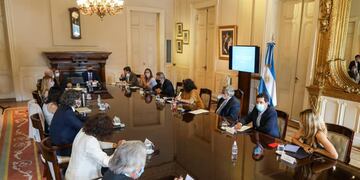 Reunión del Comité de Vacunación contra el coronavirus con el presidente Alberto Fernández, el jefe de Gabinete, Santiago Cafiero; las ministras de Salud, Carla Vizzotti, y de Seguridad, Sabina Frederic; los ministros del Interior, Eduardo de Pedro; de Defensa, Agustín Rossi; de Desarrollo Social, Daniel Arroyo; de Transporte, Mario Meoni, y de Turismo y Deportes, Matías Lammens.