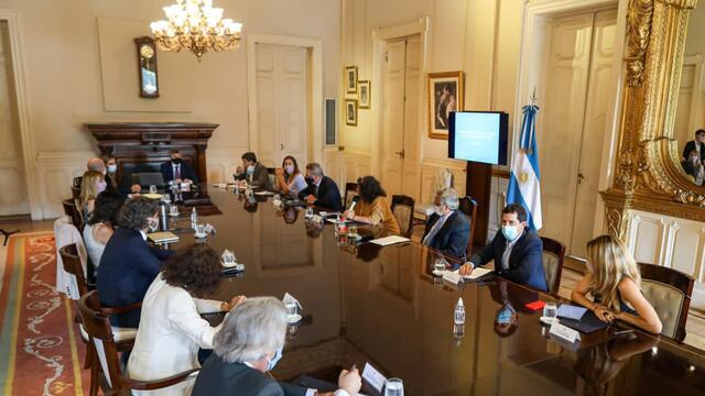 Reunión del Comité de Vacunación contra el coronavirus con el presidente Alberto Fernández, el jefe de Gabinete, Santiago Cafiero; las ministras de Salud, Carla Vizzotti, y de Seguridad, Sabina Frederic; los ministros del Interior, Eduardo de Pedro; de Defensa, Agustín Rossi; de Desarrollo Social, Daniel Arroyo; de Transporte, Mario Meoni, y de Turismo y Deportes, Matías Lammens.