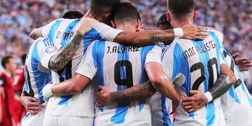 Argentina celebra el 2 a 0 de Lionel Messi ante Canadá.