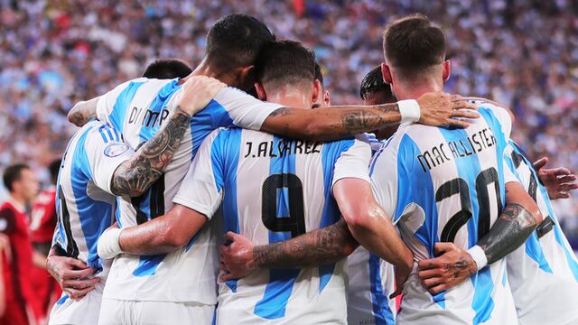 Argentina celebra el 2 a 0 de Lionel Messi ante Canadá.