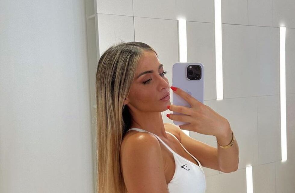 Caro Calvagni posó en microbikini con el color de la temporada