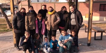 Merendero La Cieneguita- algunas organizadoras con niños que asisten.