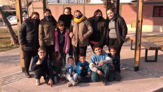 Merendero La Cieneguita- algunas organizadoras con niños que asisten.