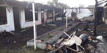 El fuego destruyó completamente el paseo de compras en el distrito de Monte Comán. Foto Media Mendoza.