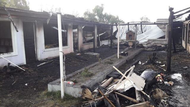 El fuego destruyó completamente el paseo de compras en el distrito de Monte Comán. Foto Media Mendoza.
