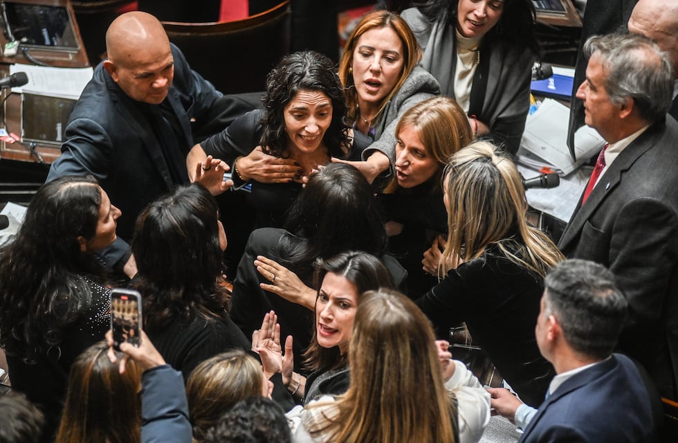 La oposición avanza con munición gruesa y Milei enfrenta otra semana difícil en el Congreso