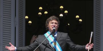 El presidente de Argentina, Javier Milei, saluda a la gente desde el balcón de la Casa Rosada.