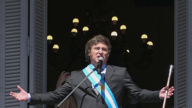 El presidente de Argentina, Javier Milei, saluda a la gente desde el balcón de la Casa Rosada.