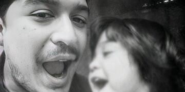 Agustín Burgos junto a su pequeña hija